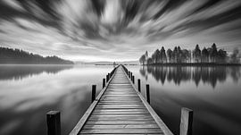Bootssteg an einem See, Schwarzweißfotografie