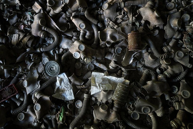 Gasmasken in Pripyat - Tschernobyl. von Roman Robroek – Fotos verlassener Gebäude