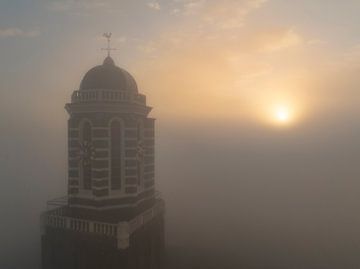 Peperbus kerktoren in Zwolle boven de mist