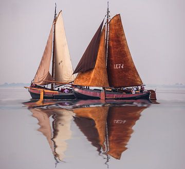 Antike niederländische Segelboote von Brian Morgan