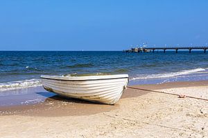 Fischerboot und Seebrücke am Strand von Bansin auf der Insel Us