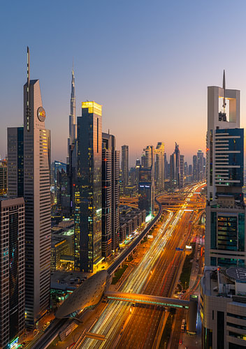 Lichtsporen op de Sheikh Zayed Road in de schemering, Dubai