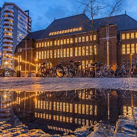 Neude avondsfeer Utrecht gespiegeld in een waterplas. van Russcher Tekst & Beeld
