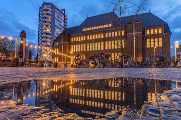 Neude avondsfeer Utrecht gespiegeld in een waterplas. van Russcher Tekst & Beeld