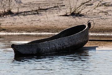 Boot op de Okavanga van Henri Kok
