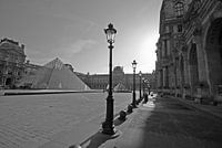 Louvre museum Parijs in zwart wit