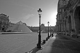 Louvre museum Parijs in zwart wit sur ticus media