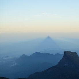 Uitzicht vanaf Adam's Peak bij zonsopgang van Henk Harsevoort