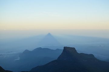 Uitzicht vanaf Adam's Peak bij zonsopgang by Henk Harsevoort
