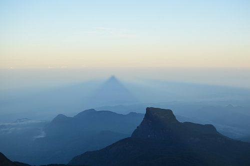 Uitzicht vanaf Adam's Peak bij zonsopgang