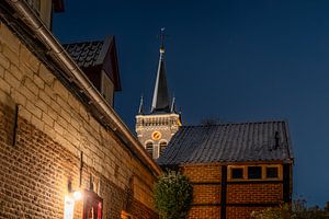 Elsloo in de avond in de winter met sneeuw