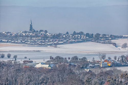 Uitzicht op Vijlen in de sneeuw van John Kreukniet
