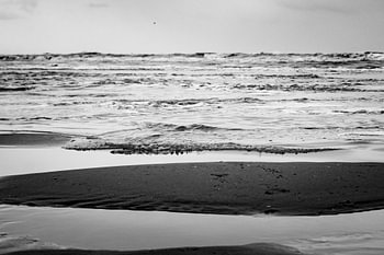 Getijde aan het strand