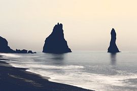 Die Reynisdrangar-Felsformationen am Strand von Kirkjufjara in Island von PhotoCluster