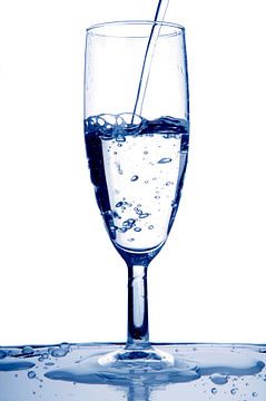 Blauw Water | Het vullen van een glas | helaas iets geknoeid... ooops van Marcel Mooij