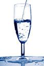 Blauw Water | Het vullen van een glas | helaas iets geknoeid... ooops van Marcel Mooij thumbnail