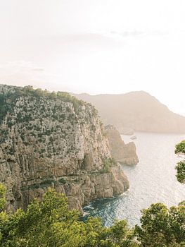 Zonsondergang op Ibiza met uitzicht op de zee