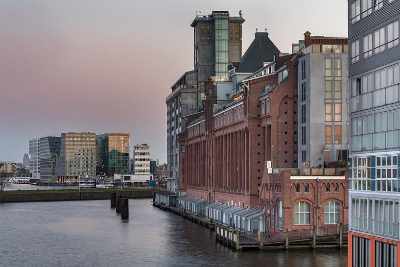 Zicht op de gerenoveerde graansilo en IJdock vanaf terras op de Silodam kort na zonsondergang van Suzan Baars