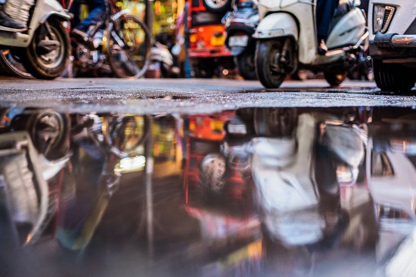Scooter in Pfütze, Alt-Delhi, Indien von Leonie Broekstra