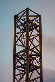 Turmdrehkran im Aufbau bei Sonnenaufgang von Charlotte Hagg