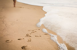 Barfuß am Strand von Tom Tewes