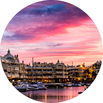 Jachthaven sport met boten bij zonsondergang in Benalmadena Andalucia Spanje