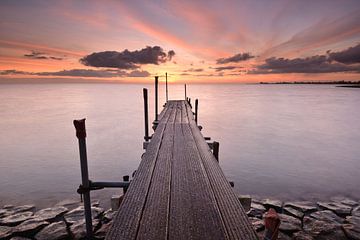 Steiger bij zonsopkomst van John Leeninga