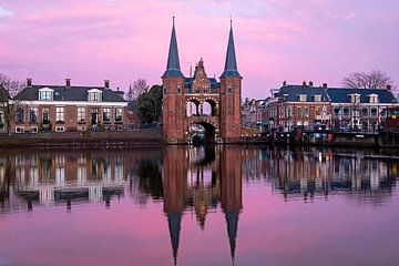 Middeleeuwse waterpoort in Sneek bij zonsondergang in Nederland van Eye on You