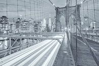 Een zwart-wit opname van de Brooklyn Bridge in Manhattan in New York. Op de achtergrond word de skyl van Bas Meelker thumbnail