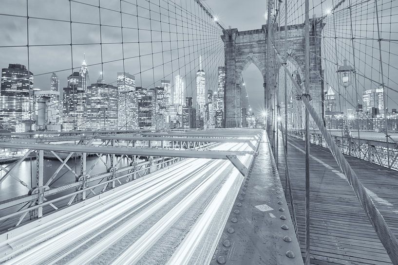 Eine Schwarz-Weiß-Aufnahme der Brooklyn Bridge in Manhattan, New York. Im Hintergrund wird die Skyli von Bas Meelker