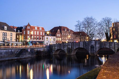 Weerspiegeling van de Roerkade in het water van de Roer