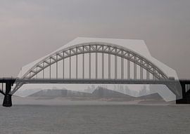 Die Waalbrücke (weiß) von Edwin Arendts