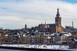 Nijmegen in de sneeuw van Maerten Prins