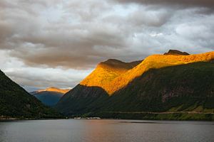 Blick auf den Storfjord in Norwegen am Abend
