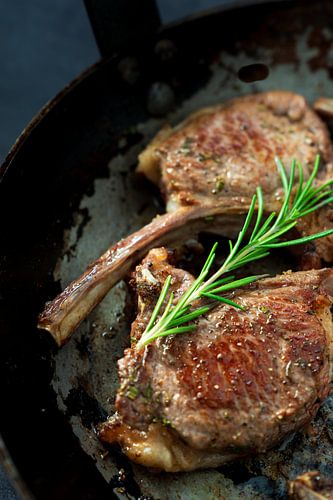 Côtelettes d'agneau au romarin sur Sidney van den Boogaard