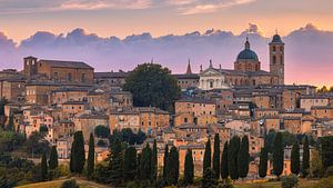 Sonnenuntergang in Urbino, Italien