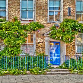 Typische englische Hausfassade mit blauer Tür von Jos Van den Berg