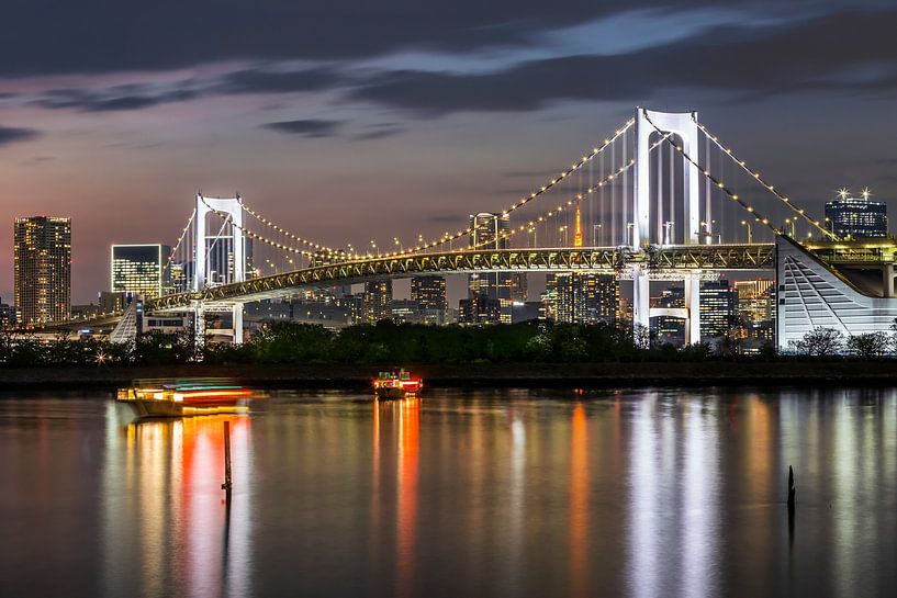 Magnifique Rainbow Bridge et horizon de Tokyo au coucher du soleil par Melanie Viola