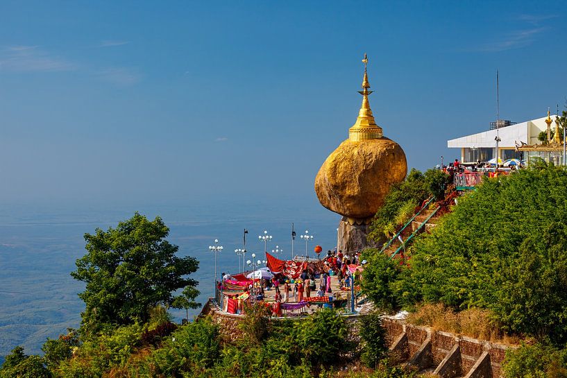 De Gouden Rots in Myanmar van Roland Brack