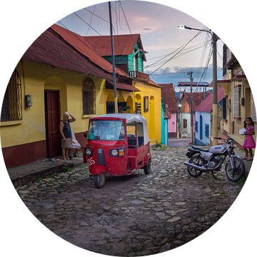 Tuktuk in de straten van Flores van Dennis Werkman