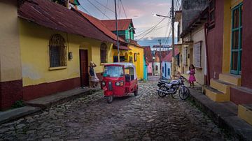 Tuktuk in de straten van Flores van Dennis Werkman