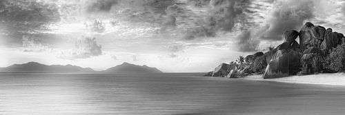 Droomstrand op de Seychellen in zwart-wit.