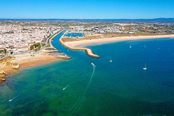 Luchtfoto van het stadje Lagos in de Algarve Portuga van Eye on You