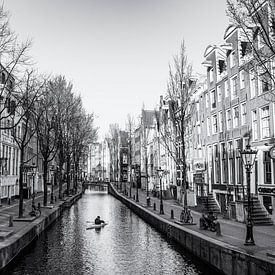 Canoë sur les canaux d'Amsterdam. sur Friso Kooijman