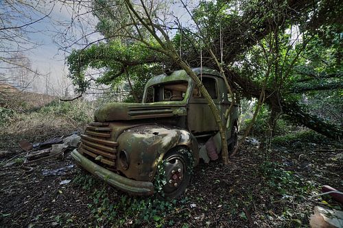 Urbex verlaten militaire ambulance in het bos.