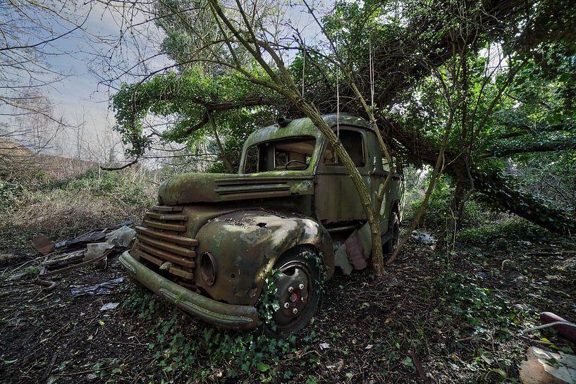 Urbex abandoned military ambulance in the forest. by Dyon Koning