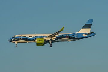 Landende airBaltic Airbus A220-300.