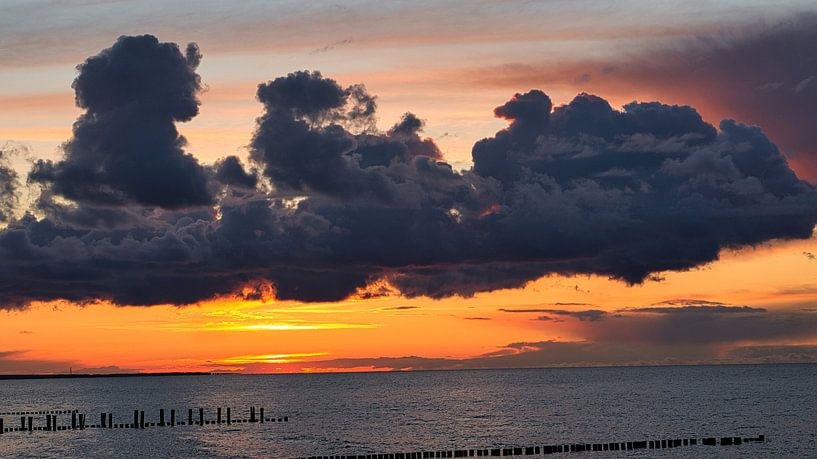 Zonsondergang op het strand van Zingst, romantisch van Martin Köbsch
