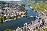 Uitzicht vanaf kasteel Landshut over het Moezeldal en de stad Bernkastel-Kues van Reiner Conrad thumbnail