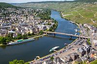 Uitzicht vanaf kasteel Landshut over het Moezeldal en de stad Bernkastel-Kues